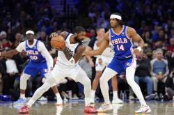 开云体育-76人轻取法国男篮，欧文惊艳世界