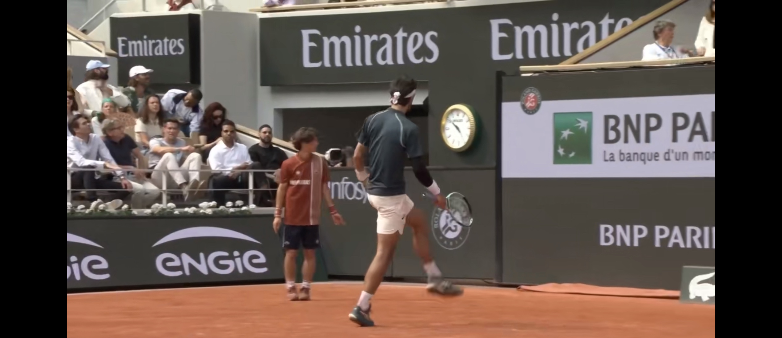 包含西班牙网球队险胜英国网球队，德约科维奇送出助攻的词条