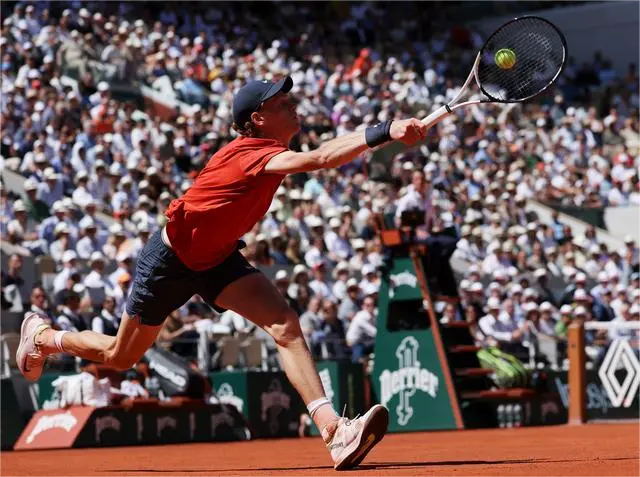 法网逆转拉沃尔杯，西西帕斯点燃赛场